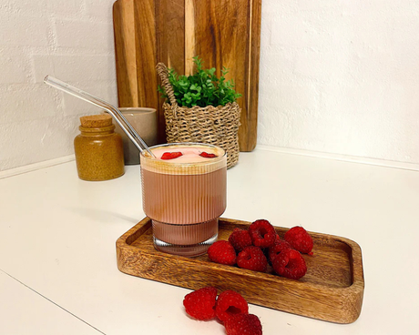 Berry Iced Latte – Un café glacé aux saveurs de fruits rouges et d’été